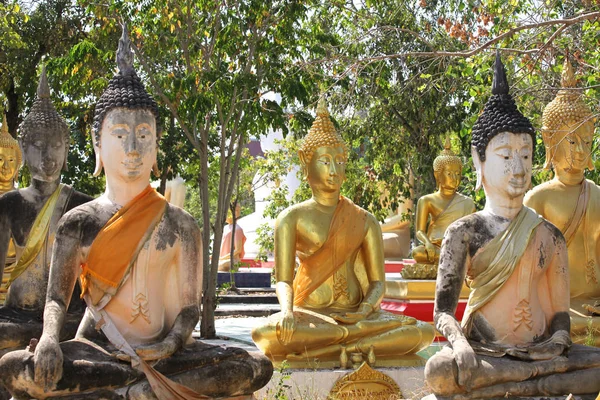 Skulptur, Architektur und Symbole des Buddhismus, Thailand — Stockfoto