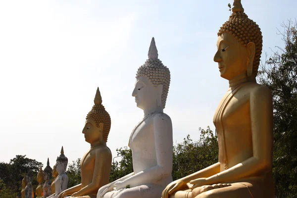 Beeldhouwkunst, architectuur en symbolen van boeddhisme, Thailand — Stockfoto