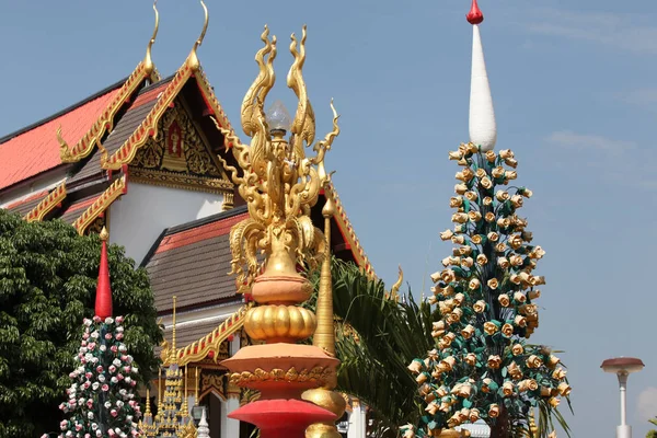 Escultura, arquitectura y símbolos del budismo, tailandia — Foto de Stock