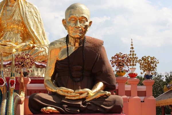 Beeldhouwkunst, architectuur en symbolen van boeddhisme, Thailand — Stockfoto