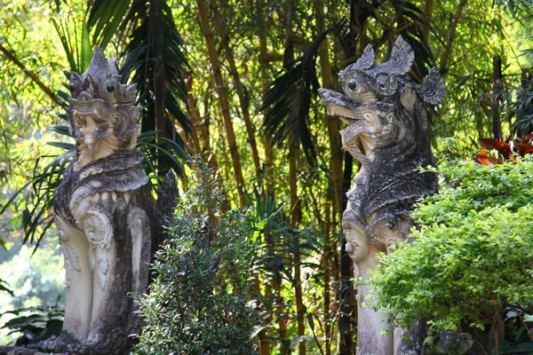 Sculpture, architecture et symboles du bouddhisme, thaïlande — Photo