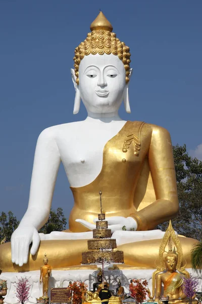 Скульптура, архитектура и символы буддизма, Таиланд — стоковое фото