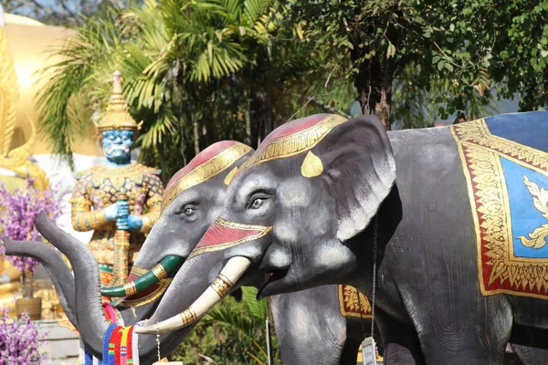 Szobrászat, építészet és szimbólumok buddhizmus, Thaiföld — Stock Fotó