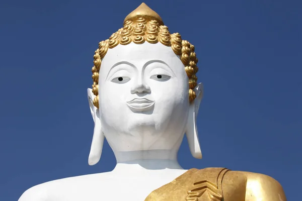 Beeldhouwkunst, architectuur en symbolen van boeddhisme, Thailand — Stockfoto