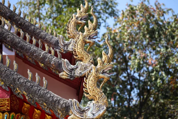 Skulptur, Architektur und Symbole des Buddhismus, Thailand — Stockfoto