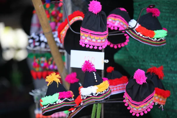 Verkauf von Hüten mit Ornamenten, Thailand — Stockfoto