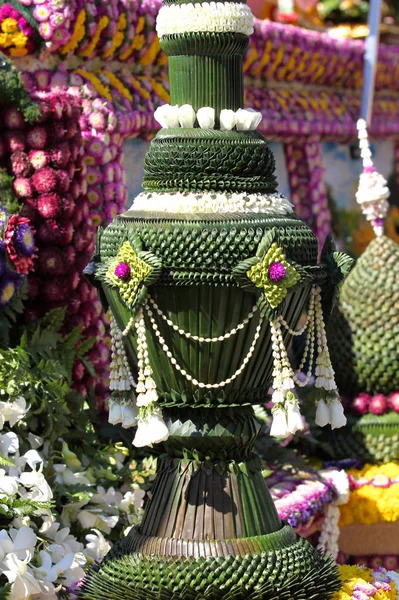 Dekoracje z posągów i kwiaty na ulicy, Tajlandia — Zdjęcie stockowe