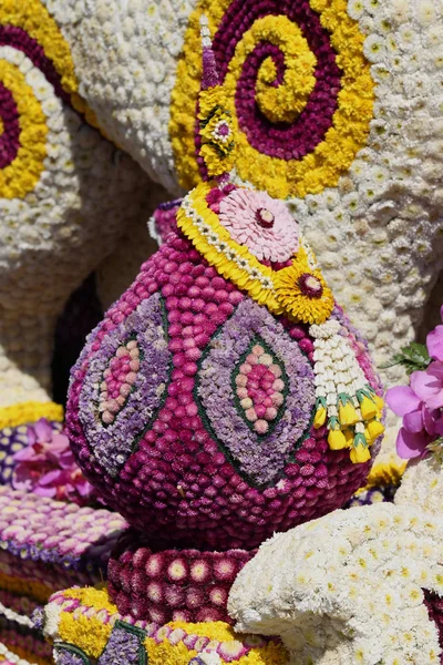 Landskapet från statyer och blommor på gatan, Thailand — Stockfoto