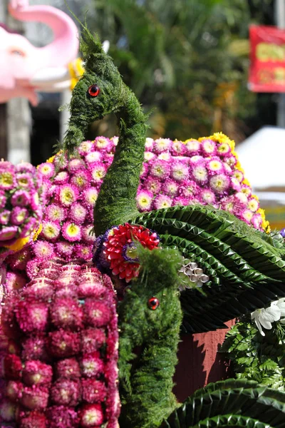 从雕像和花在大街上，泰国风光 — 图库照片