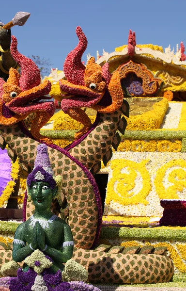 동상과 거리, 태국에 꽃의 풍경 — 스톡 사진