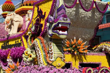 Sahne heykeller ve çiçekler sokakta, Tayland