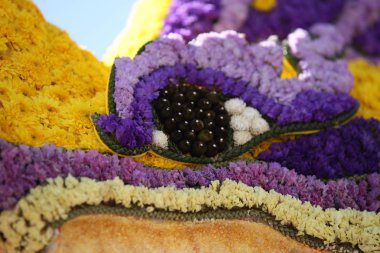 Sahne heykeller ve çiçekler sokakta, Tayland