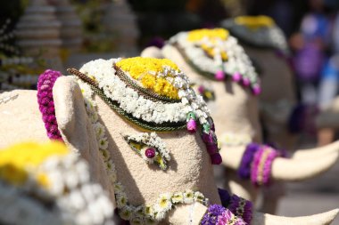 Sahne heykeller ve çiçekler sokakta, Tayland