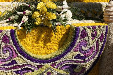 Sahne heykeller ve çiçekler sokakta, Tayland