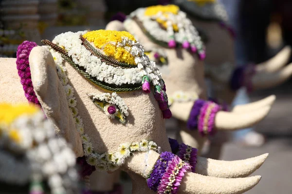 Cenário de estátuas e flores na rua, Tailândia — Fotografia de Stock