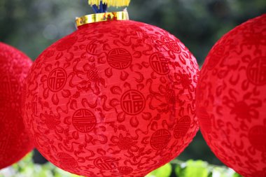 Parlak kırmızı geleneksel Çince fenerler, Singapur