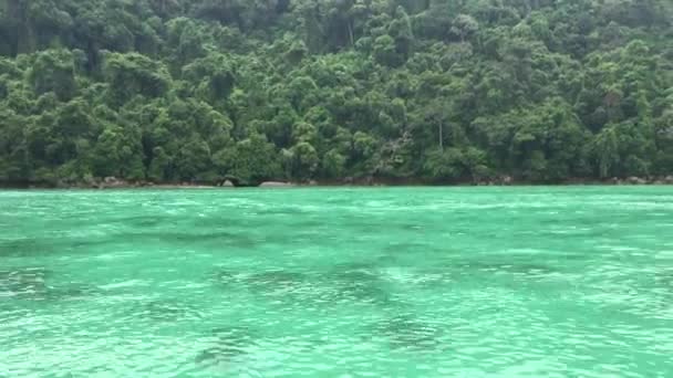 Vista de la costa desde el océano, Surin Island, Tailandia — Vídeos de Stock