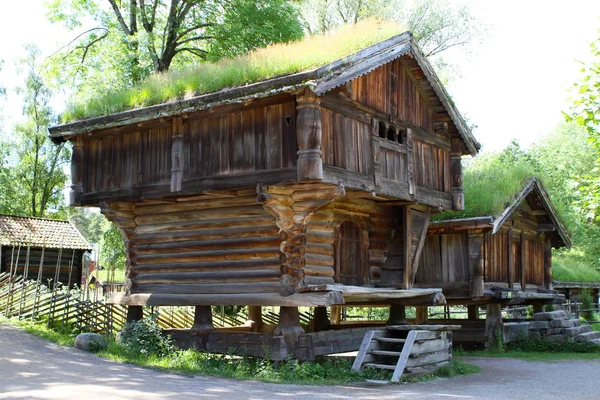 Traditionelle alte Holzbauten, Norwegen — Stockfoto