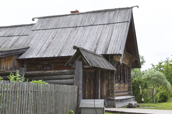 Alte russische Holzhäuser und Strukturen — Stockfoto