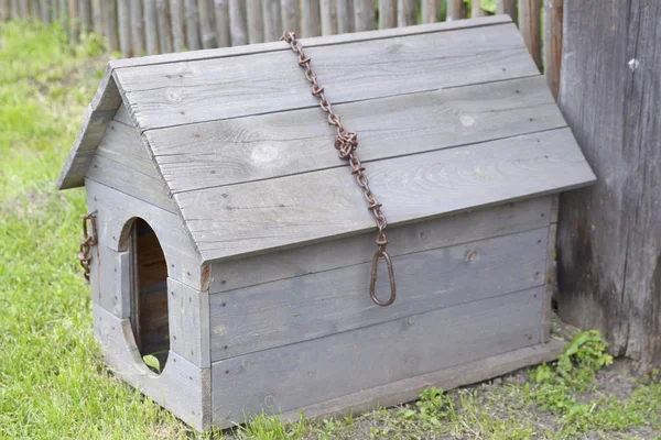 Eine Hölzerne Hundehütte Mit Einer Eisenkette Und Einem Kaputten Dach — Stockfoto