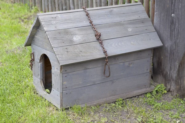 Sebuah Rumah Anjing Kayu Dengan Rantai Besi Dan Atap Rusak — Stok Foto