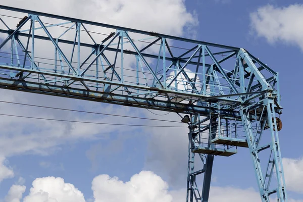 Construcción Metálica Grúa Contra Cielo Almacén Rusia —  Fotos de Stock