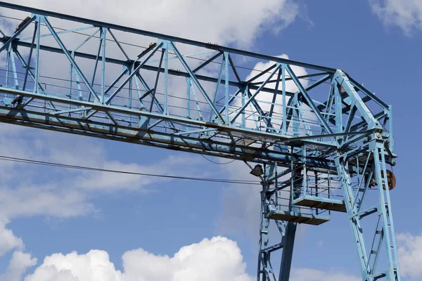 Depodaki gökyüzüne karşı vincin metal yapı