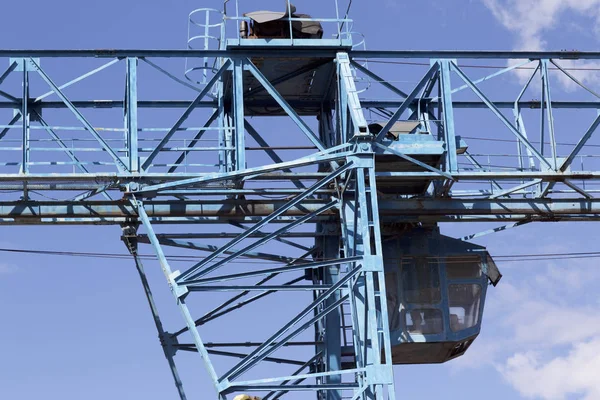 Construcción Metálica Grúa Contra Cielo Almacén Rusia —  Fotos de Stock