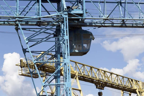 Construcción Metálica Grúa Contra Cielo Almacén Rusia —  Fotos de Stock