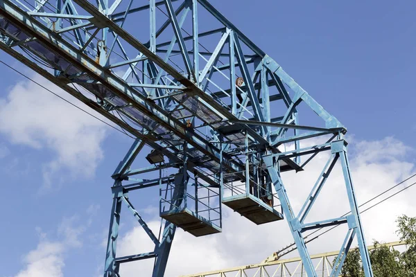 Estructura metálica de la grúa, contra el cielo, en el almacén —  Fotos de Stock