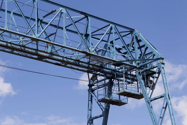 Metal structure of the crane, against the sky, in the warehouse — Stock Photo, Image