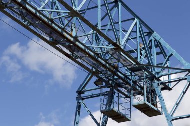 Depodaki gökyüzüne karşı vincin metal yapı