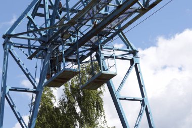 Depodaki gökyüzüne karşı vincin metal yapı