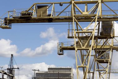 Depodaki gökyüzüne karşı vincin metal yapı
