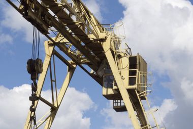 Depodaki gökyüzüne karşı vincin metal yapı