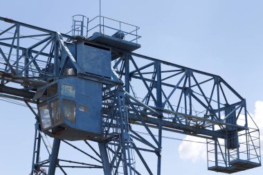 Depodaki gökyüzüne karşı vincin metal yapı