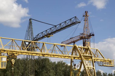 Depodaki gökyüzüne karşı vincin metal yapı