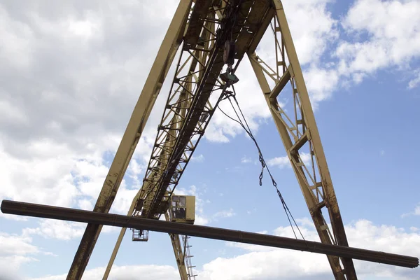 Metal structure of the crane, against the sky, in the warehouse — Stock Photo, Image