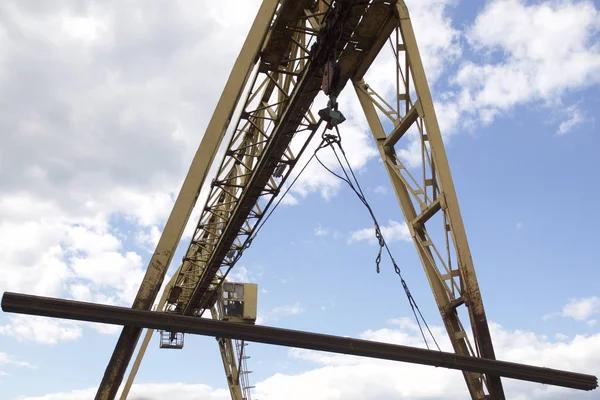 Construction Métallique Grue Contre Ciel Dans Entrepôt Russie — Photo