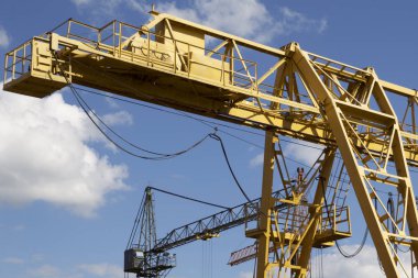 Depodaki gökyüzüne karşı vincin metal yapı