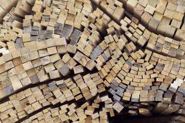 Boyutlanmış ahşap panoları ve barlarda bir paket stok, Rusya Federasyonu