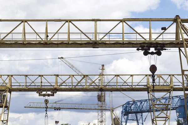 Gökyüzüne, ambar, Rusya karşı vincin metal konstrüksiyon