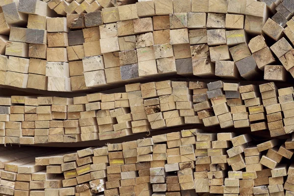 Gesägte Holzbretter und -stäbe in einer Packung auf Lager — Stockfoto