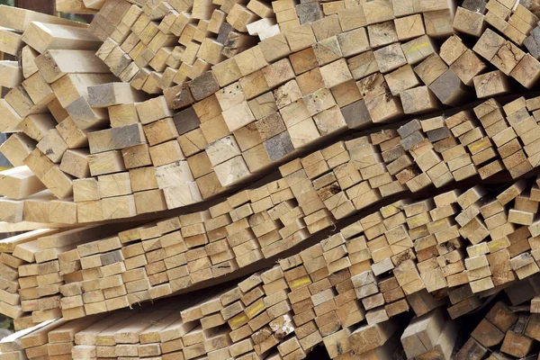 Boyutlanmış ahşap panoları ve barlarda bir paket stok, Rusya Federasyonu