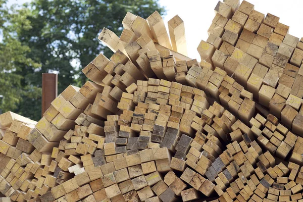 Boyutlanmış ahşap panoları ve barlarda bir paket stok, Rusya Federasyonu