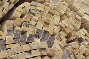 Boyutlanmış ahşap panoları ve barlarda bir paket stok, Rusya Federasyonu