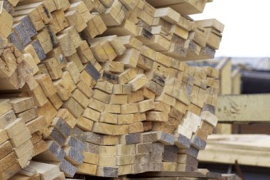 Boyutlanmış ahşap panoları ve barlarda bir paket stok, Rusya Federasyonu