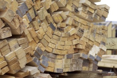 Boyutlanmış ahşap panoları ve barlarda bir paket stok, Rusya Federasyonu