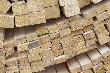 Boyutlanmış ahşap panoları ve barlarda bir paket stok, Rusya Federasyonu