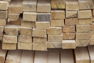 Boyutlanmış ahşap panoları ve barlarda bir paket stok, Rusya Federasyonu